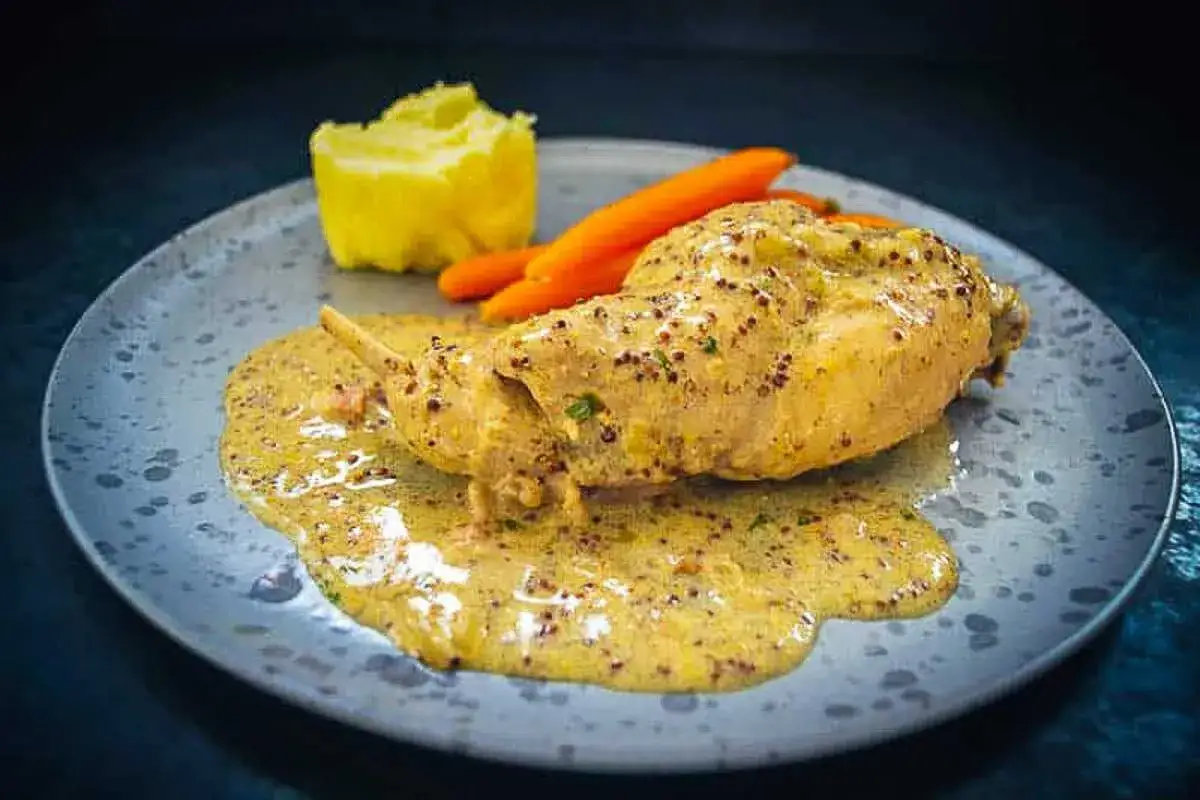 Ein köstliches Kaninchen-Rezept: zartes Kaninchen in Senfsauce mit Kartoffelpüree und Karotten.