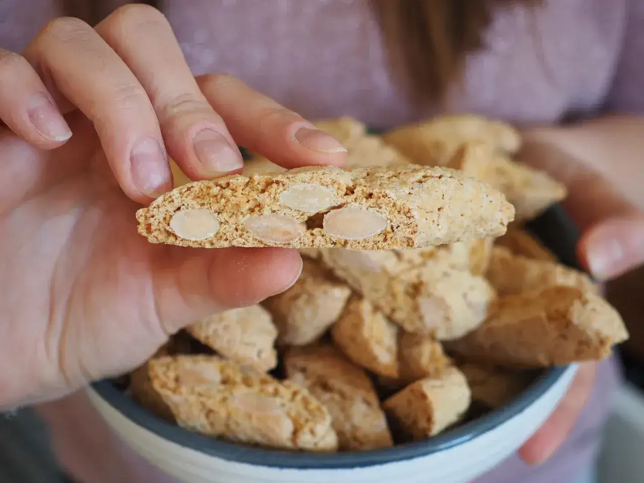Chrupiące cantuccini z migdałami, idealne do kawy. Prosty przepis na domowe ciasteczka.