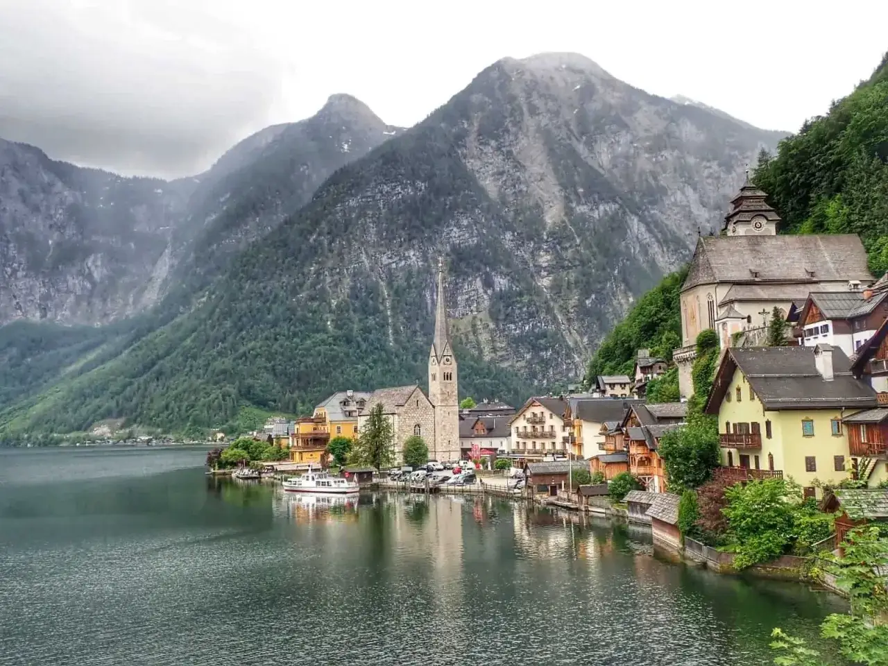 Hallstatt, jedno z najpiękniejszych miejsc w Austrii, nad jeziorem u st&oacute;p g&oacute;r.