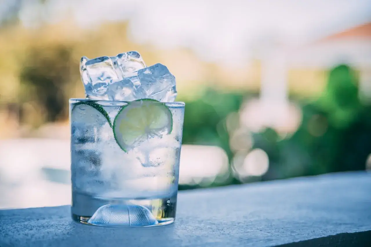Orzeźwiający gin z tonikiem, idealne proporcje lodu i limonki. Letni relaks w szklance.