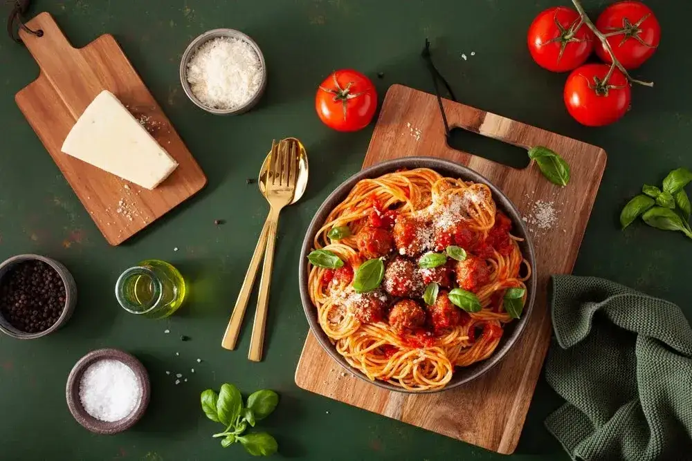 Spaghetti bolognese z różnymi dodatkami
