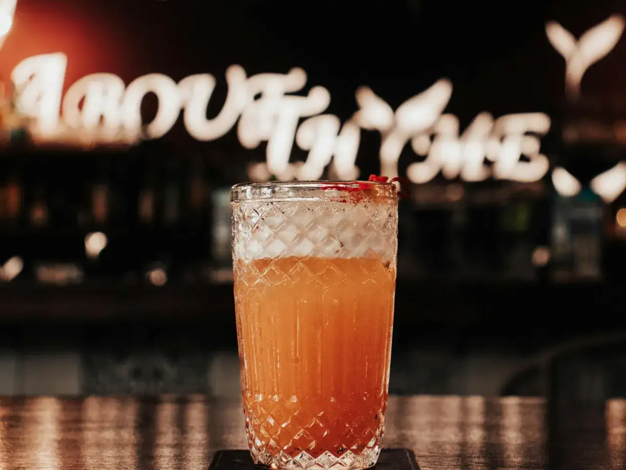 Szklanka z pomarańczowym drinkiem i pianką. Jak uratować zbyt kwaśne daiquiri bez dodawania cukru? Dodaj odrobinę syropu z agawy lub miodu.