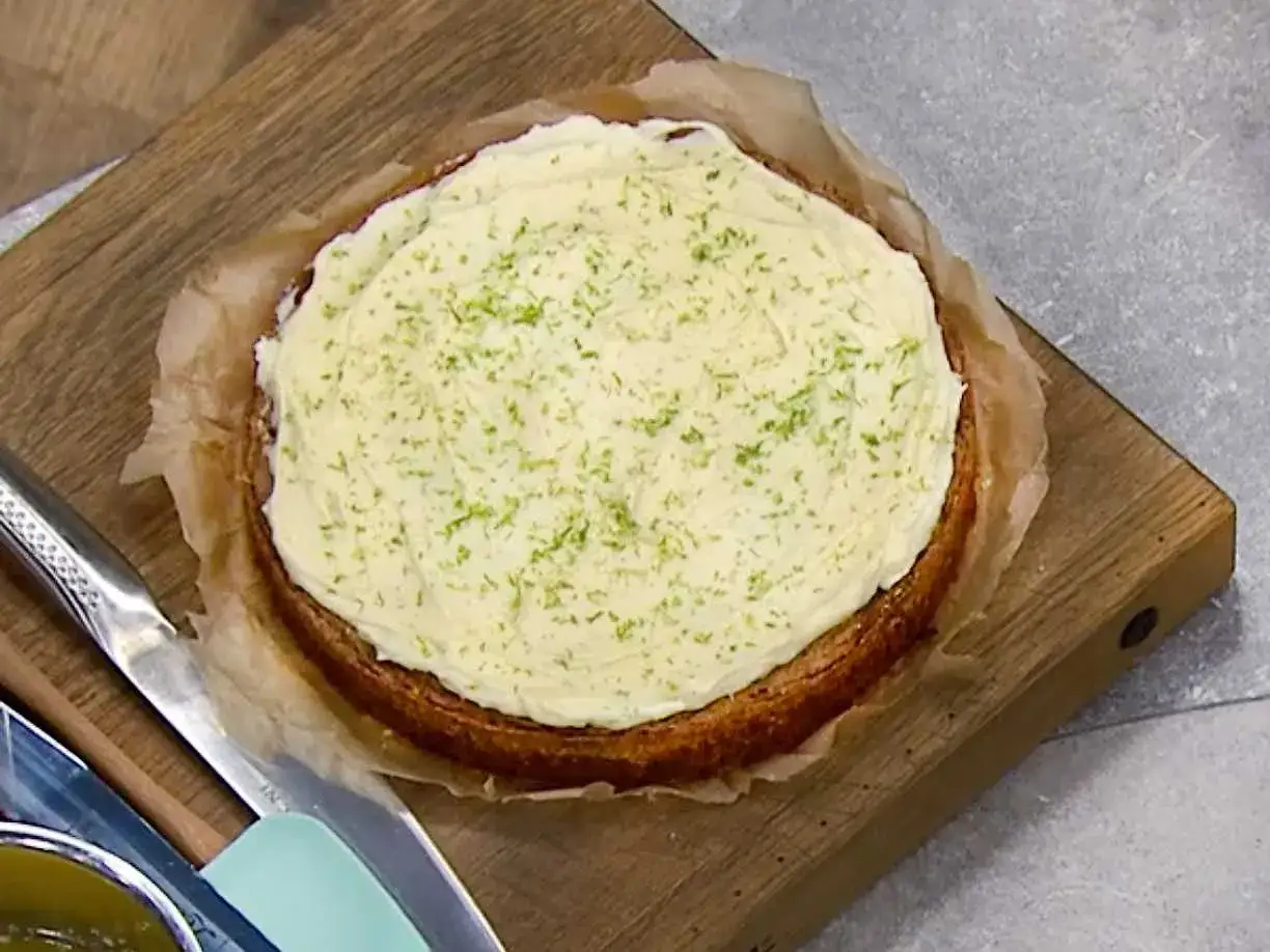 En saftig morotskaka med krämig frosting och limezest, redo att avnjutas. Ett perfekt morotskaka recept!