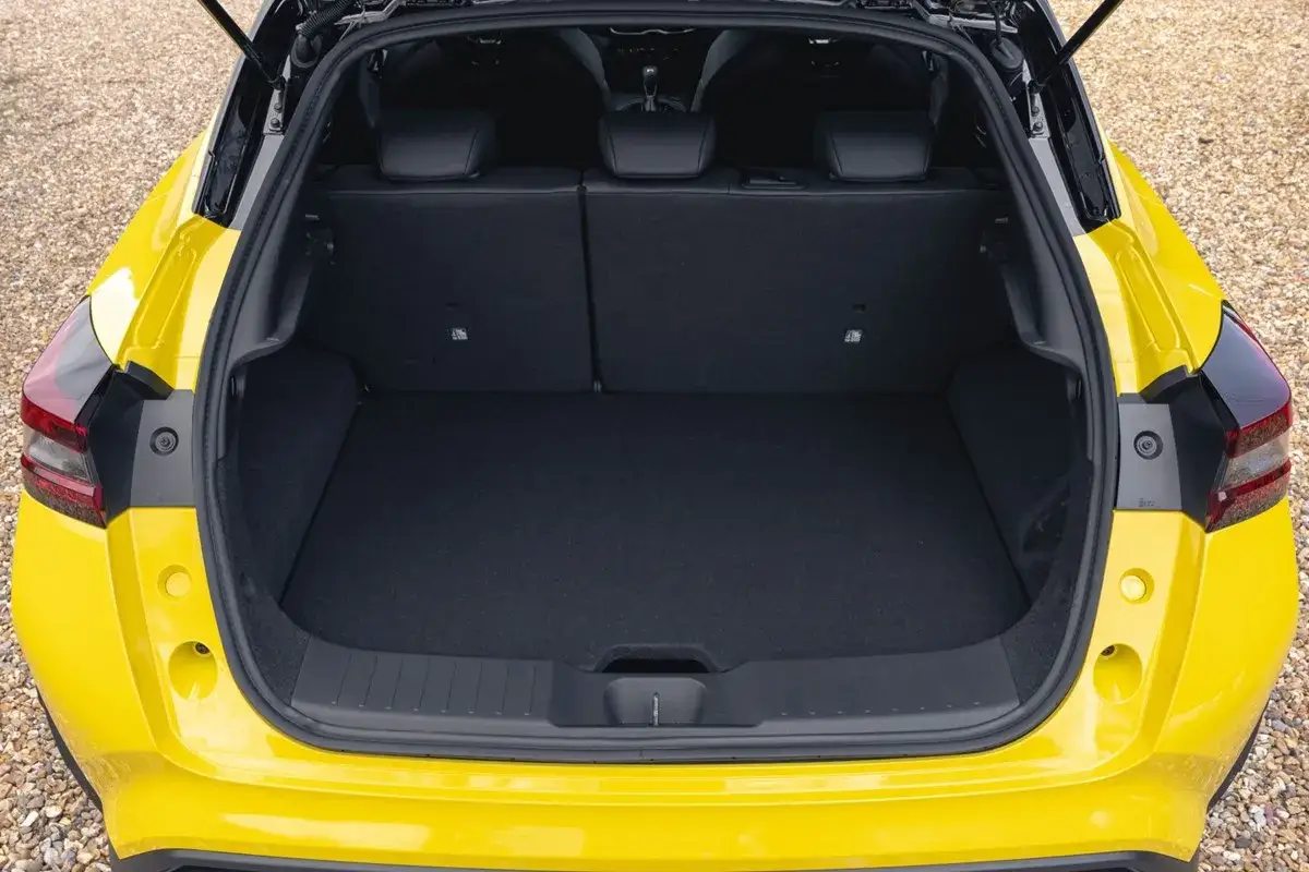 Bagageutrymmet i en gul Nissan Juke, redo för ett test.