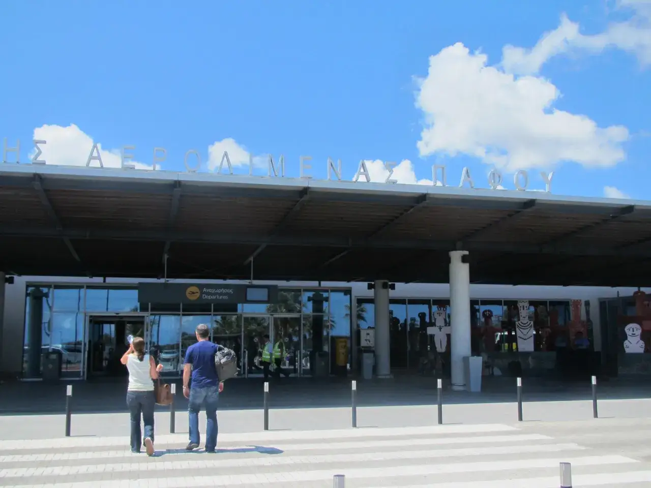 Lotnisko Pafos, Cypr. Para turystów z Krakowa wyrusza na wakacje z Ryanairem.