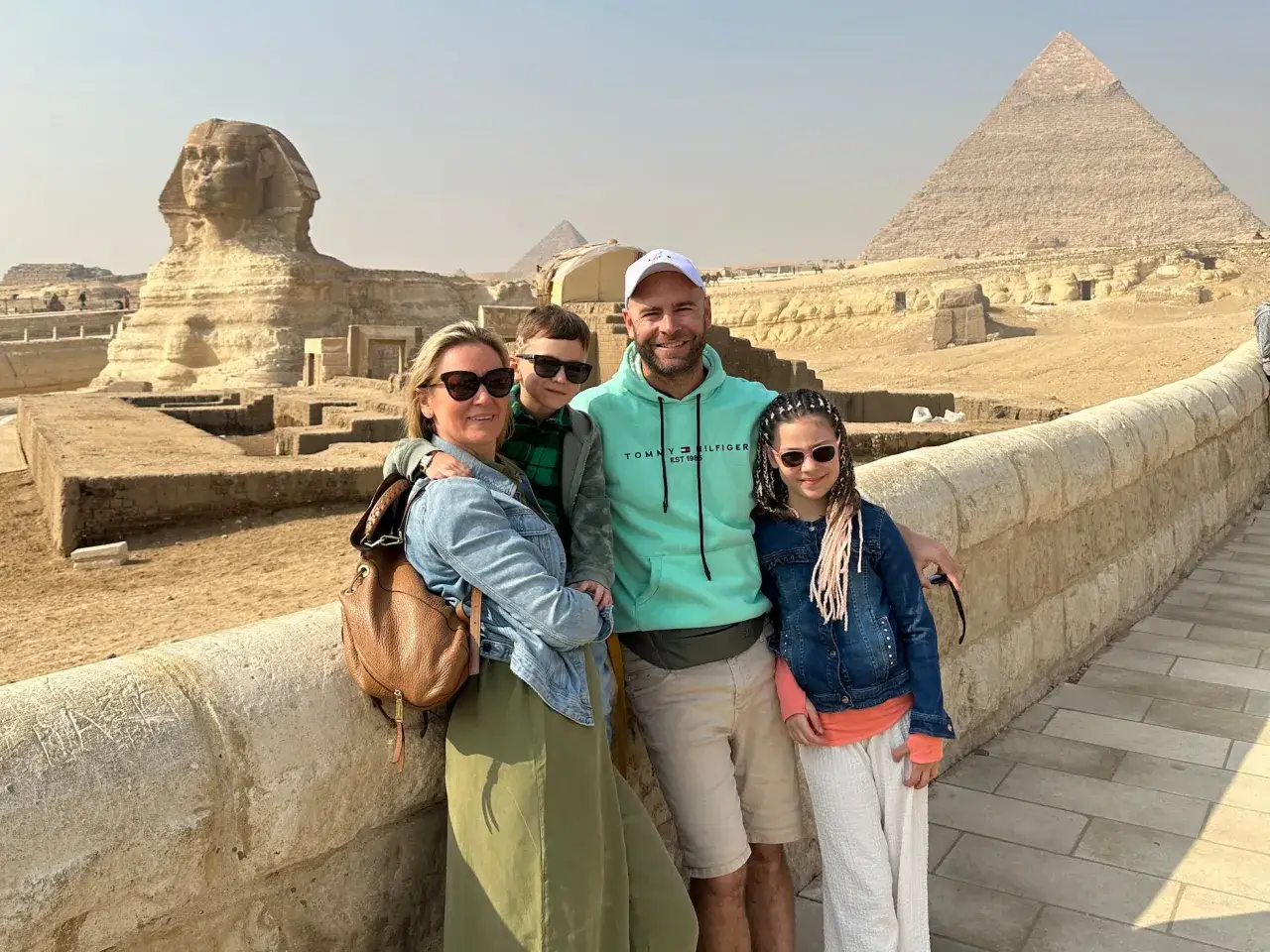 Familia posa frente a la Esfinge y pirámides. ¡Excelentes consejos para viajar a Egipto!