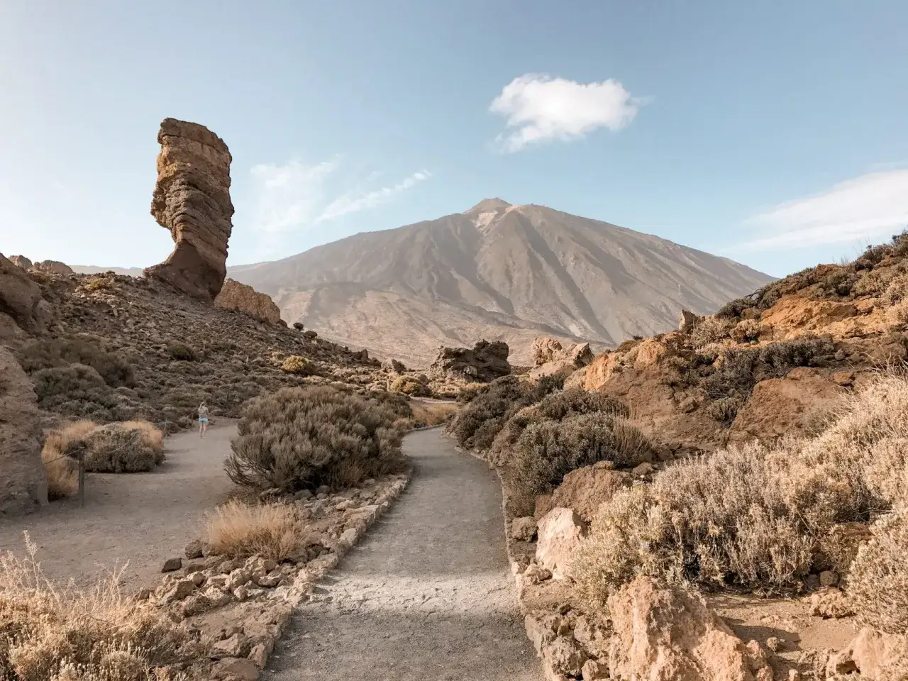 Sendero rocoso hacia el volc&aacute;n, con formaciones &uacute;nicas como las de las minas de San Jos&eacute;.