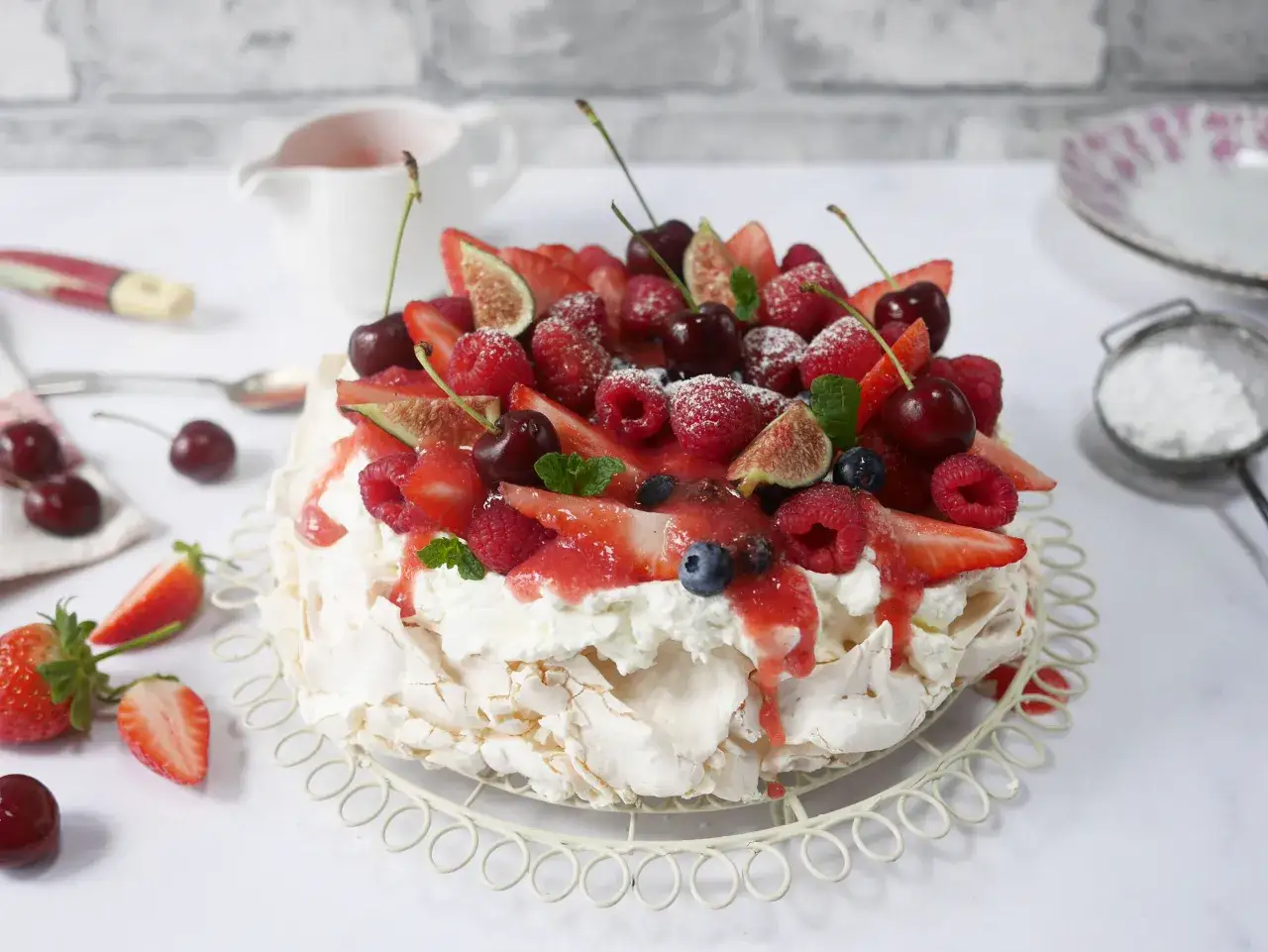 En vacker pavlova med gr&auml;dde och f&auml;rska b&auml;r, perfekt f&ouml;r ett sommarfika. Detta pavlova recept &auml;r en dr&ouml;m!