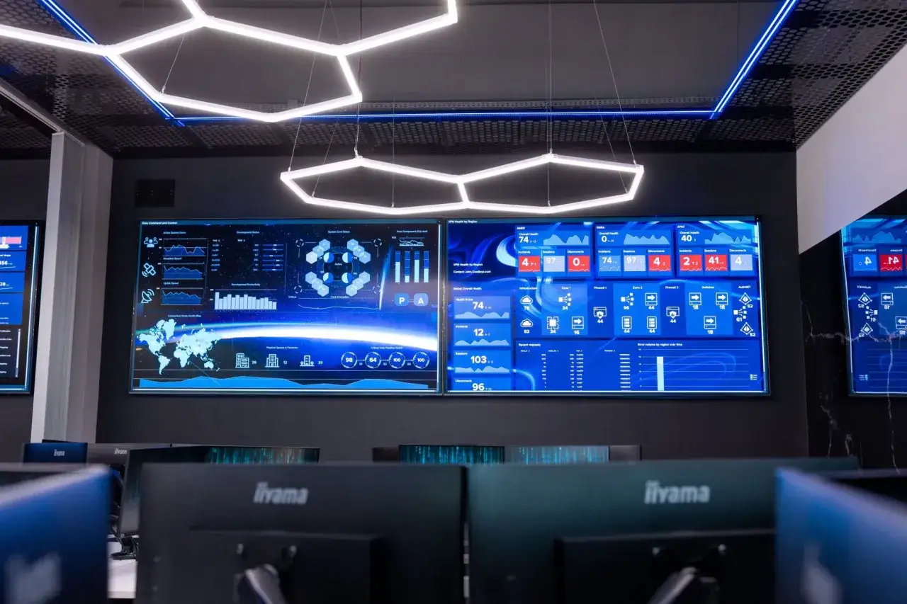 Nowoczesne centrum monitorowania, gdzie dane o cyberbezpieczeństwie są analizowane. Idealne miejsce na studia z cyberbezpieczeństwa.