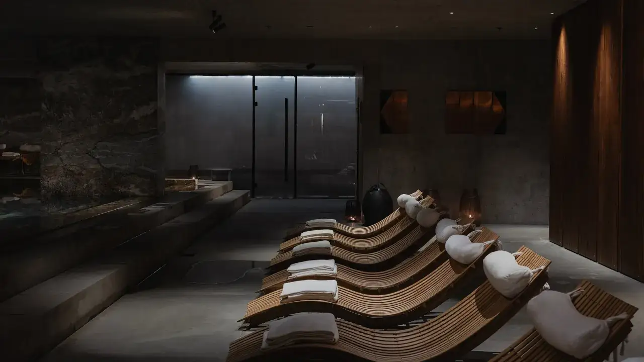 Malowniczy hotel SPA w lesie, relaks na łonie natury