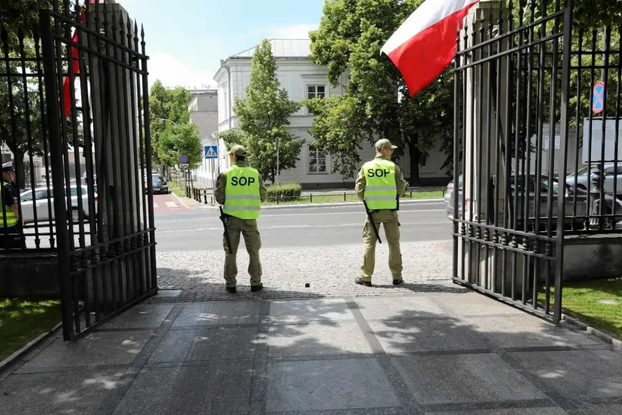 Ochrona prezydenta SOP czuwa przy bramie. W marcu 2026 incydenty z dronem pod rezydencją budzą niepokój.