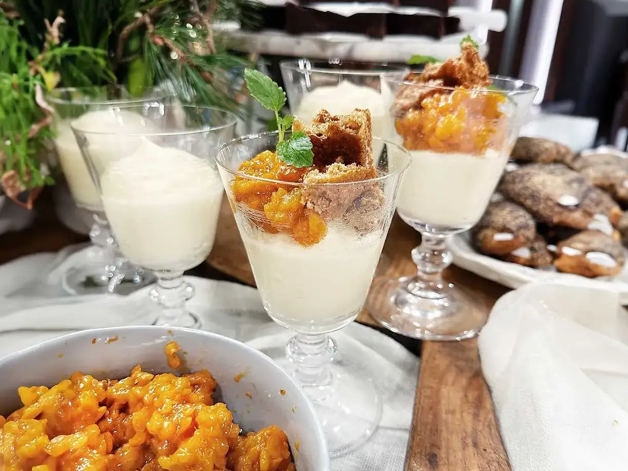 Fluffig vit chokladmousse i glas, toppad med krispiga bitar och aprikoskompott. En festlig dessert!