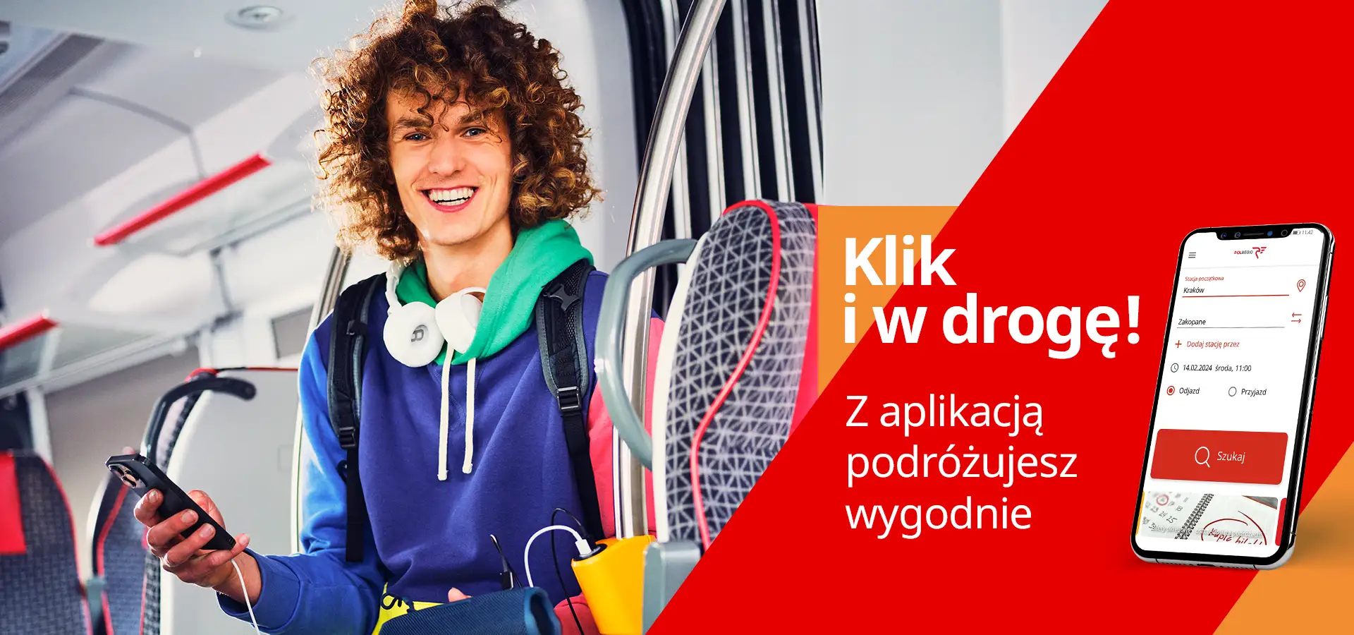 Młody mężczyzna w słuchawkach w pociągu sprawdza w aplikacji, czy można kupić bilet tygodniowy PKP.