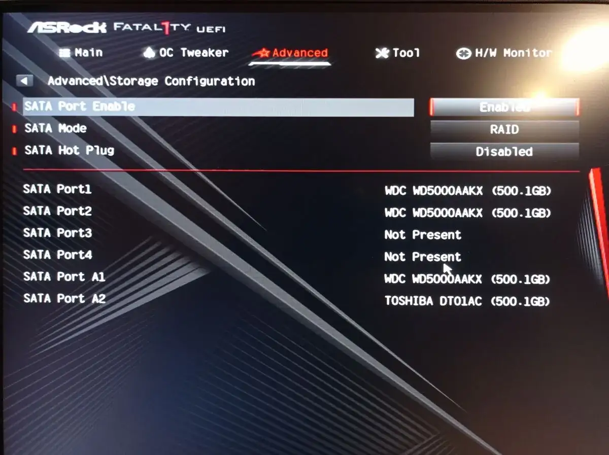 Konfiguracja RAID dla dysk&oacute;w NVMe w UEFI ASRock. Widoczne dyski SATA i opcje trybu.