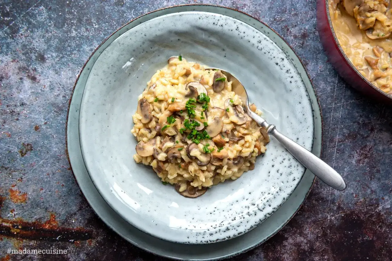Cremiges Pilzrisotto, garniert mit Schnittlauch. Ein Beweis dafür, dass die besten Risotto Rezepte oft einfach sind.