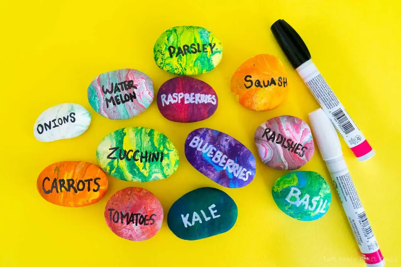 Piedras decoradas para el huerto, perfectas para pintar piedras con rotuladores. Muestran nombres de verduras y frutas.