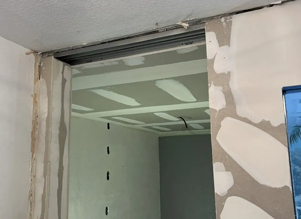 Ouverture dans un mur en cours de finition. Pour savoir comment reconnaître un mur porteur, observez la structure et les matériaux.