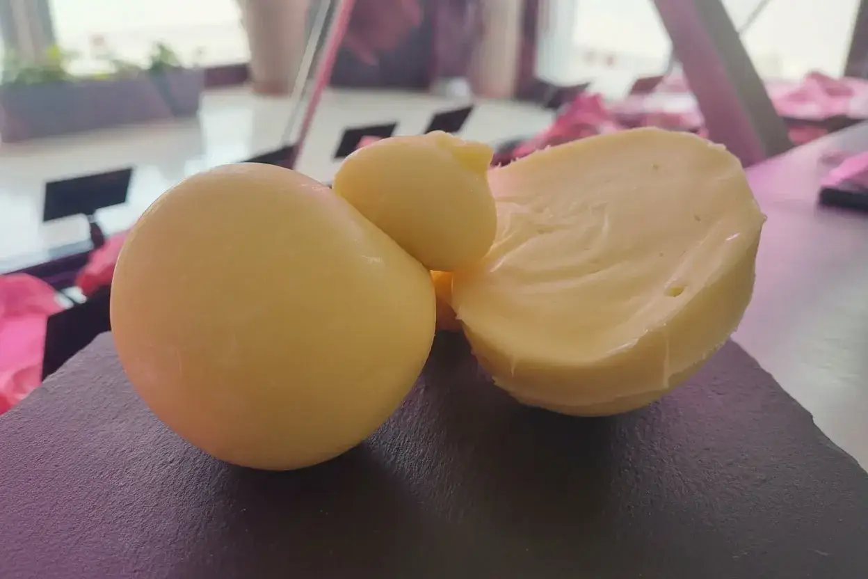 Formaggio caciocavallo, perfetto per chi cerca un'opzione senza lattosio. La sua consistenza morbida e il sapore delicato lo rendono ideale per ogni occasione.