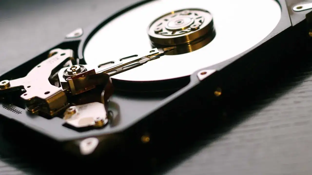Wnętrze dysku HDD, gotowe do użycia programu do naprawy dysku hdd.
