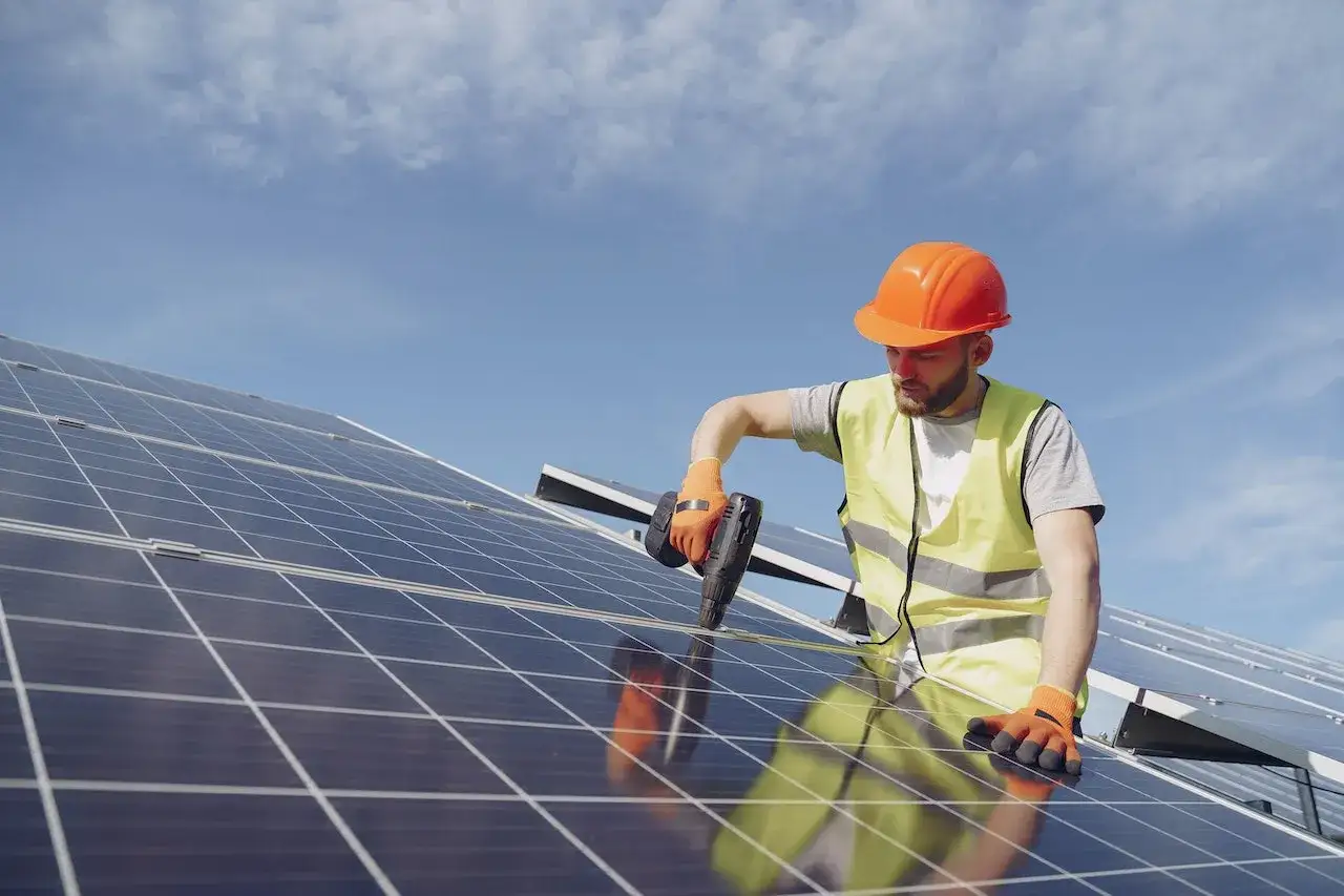 norweski elektryk instalujący panele fotowoltaiczne
