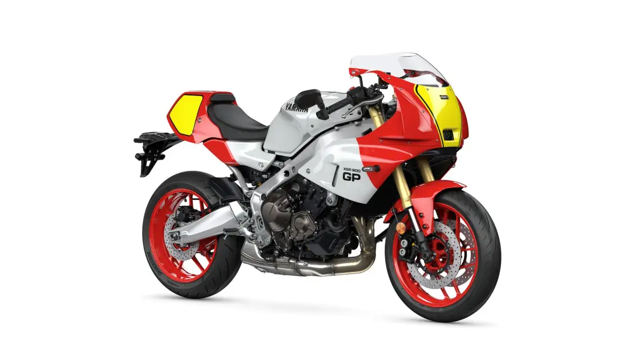 Yamaha XSR900 GP, una moto sportiva retr&ograve; con carenatura rossa, bianca e gialla, pronta per la pista.