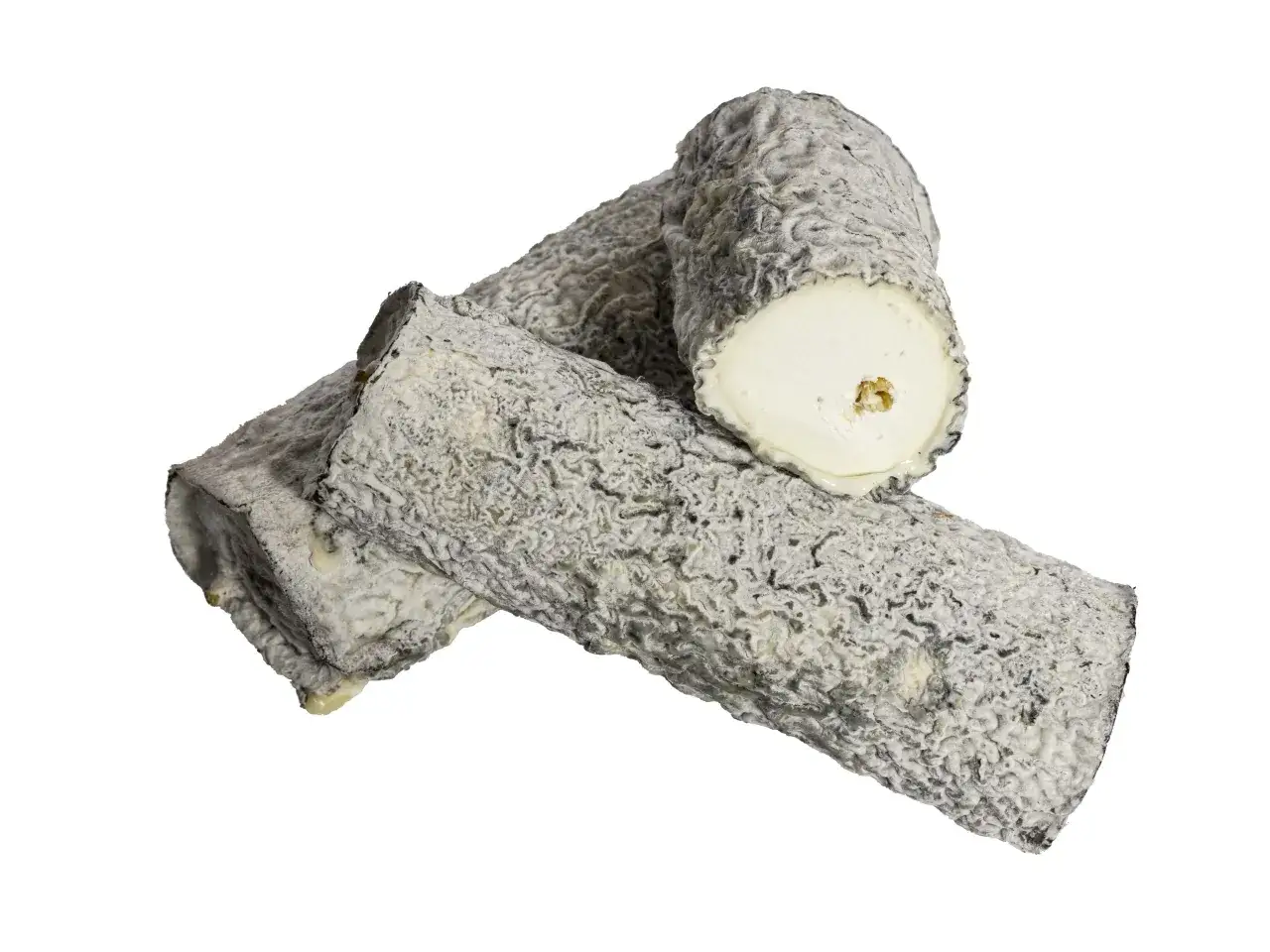 Trois bûches de fromage de chèvre Sainte-Maure de Touraine, à la croûte grise et à la pâte blanche et crémeuse.