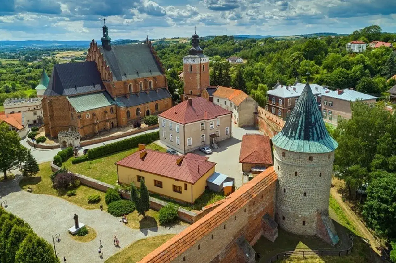 Biecz atrakcje: malowniczy widok na zabytkowy kościół, basztę obronną i mury miejskie. Wspaniałe miejsce do odkrywania historii.