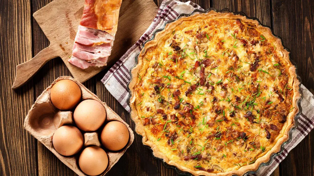 Quiche Lorraine lista para disfrutar. Ingredientes frescos: tocino, huevos y cebolla. &iexcl;Una receta deliciosa!