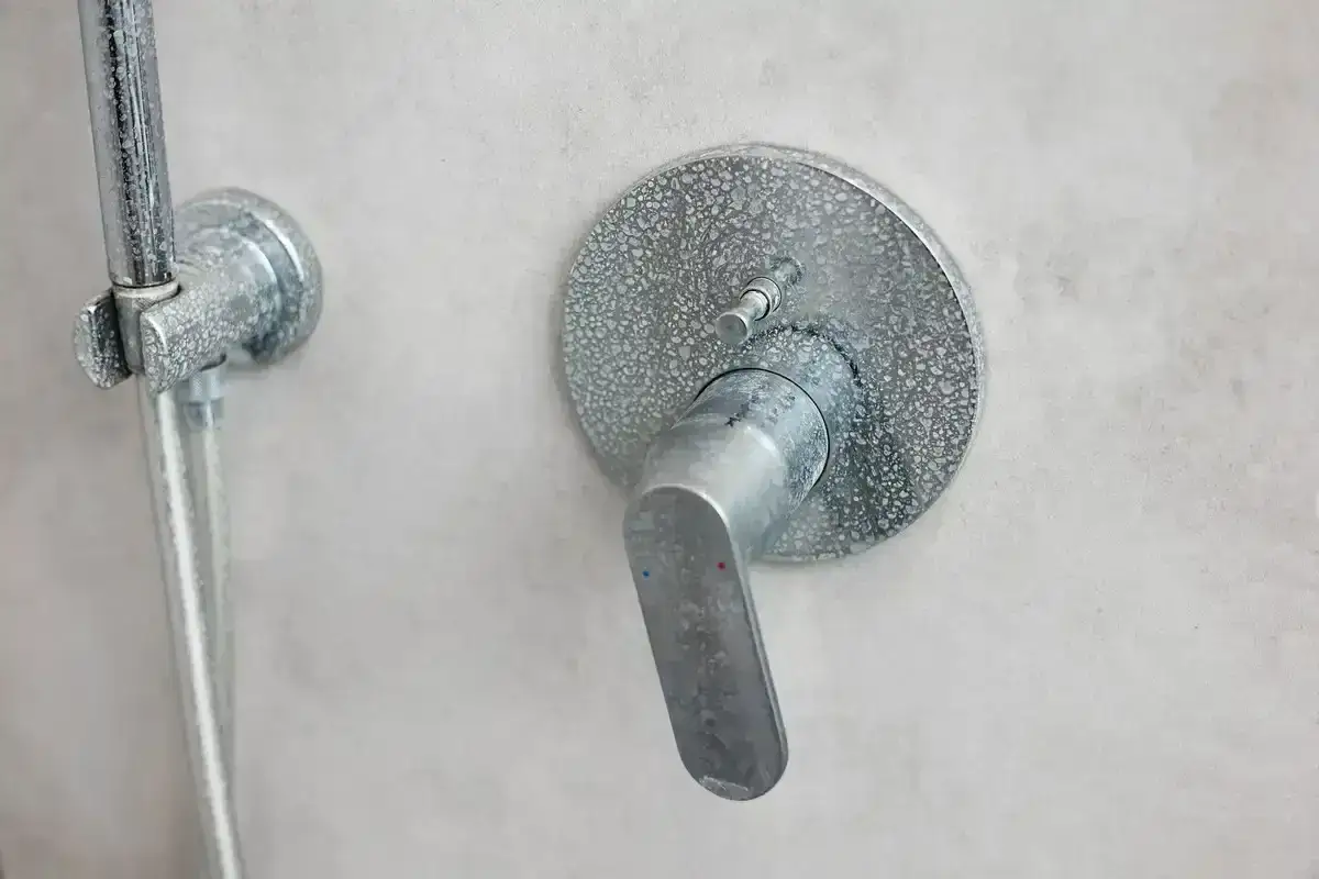 Mitigeur thermostatique de douche entartré, prêt à démonter sans vis.