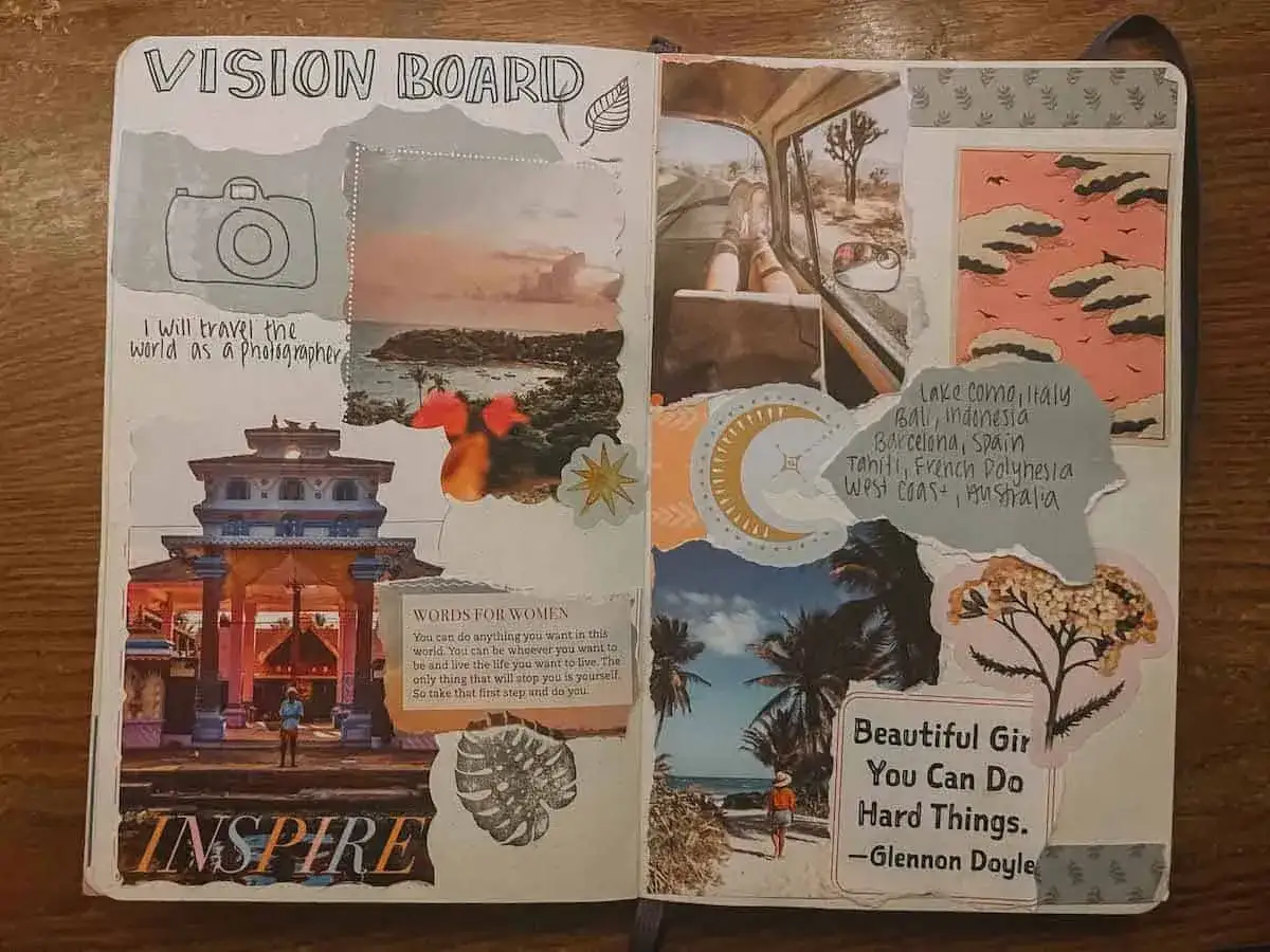 Une page de carnet de voyage avec des images de paysages, une voiture, des citations inspirantes et une liste de destinations. Une belle idée carnet de voyage pour rêver.