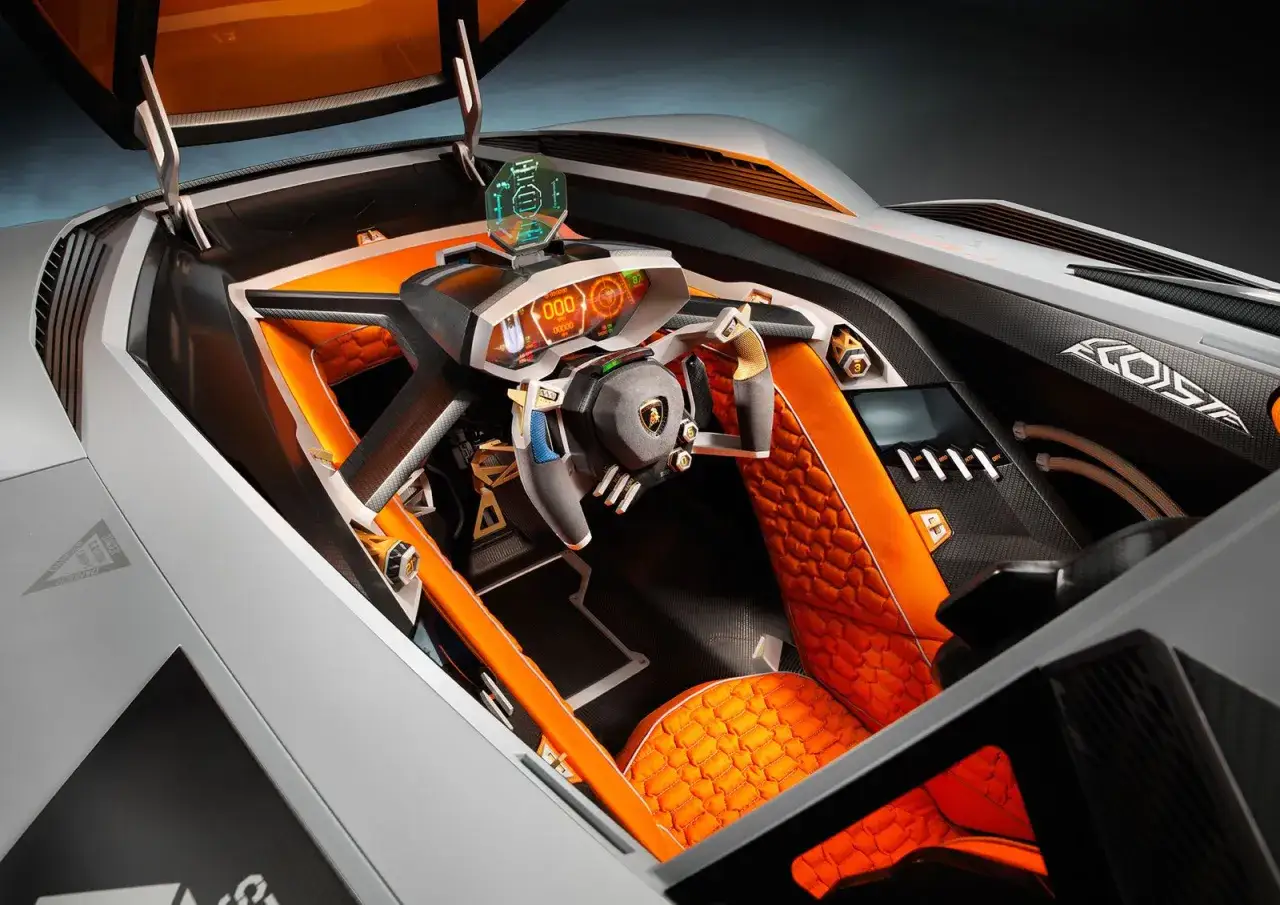 Wnętrze futurystycznego samochodu z pomarańczowymi akcentami i cyfrowym kokpitem. Kierownica z logo Lamborghini i wyświetlaczem.