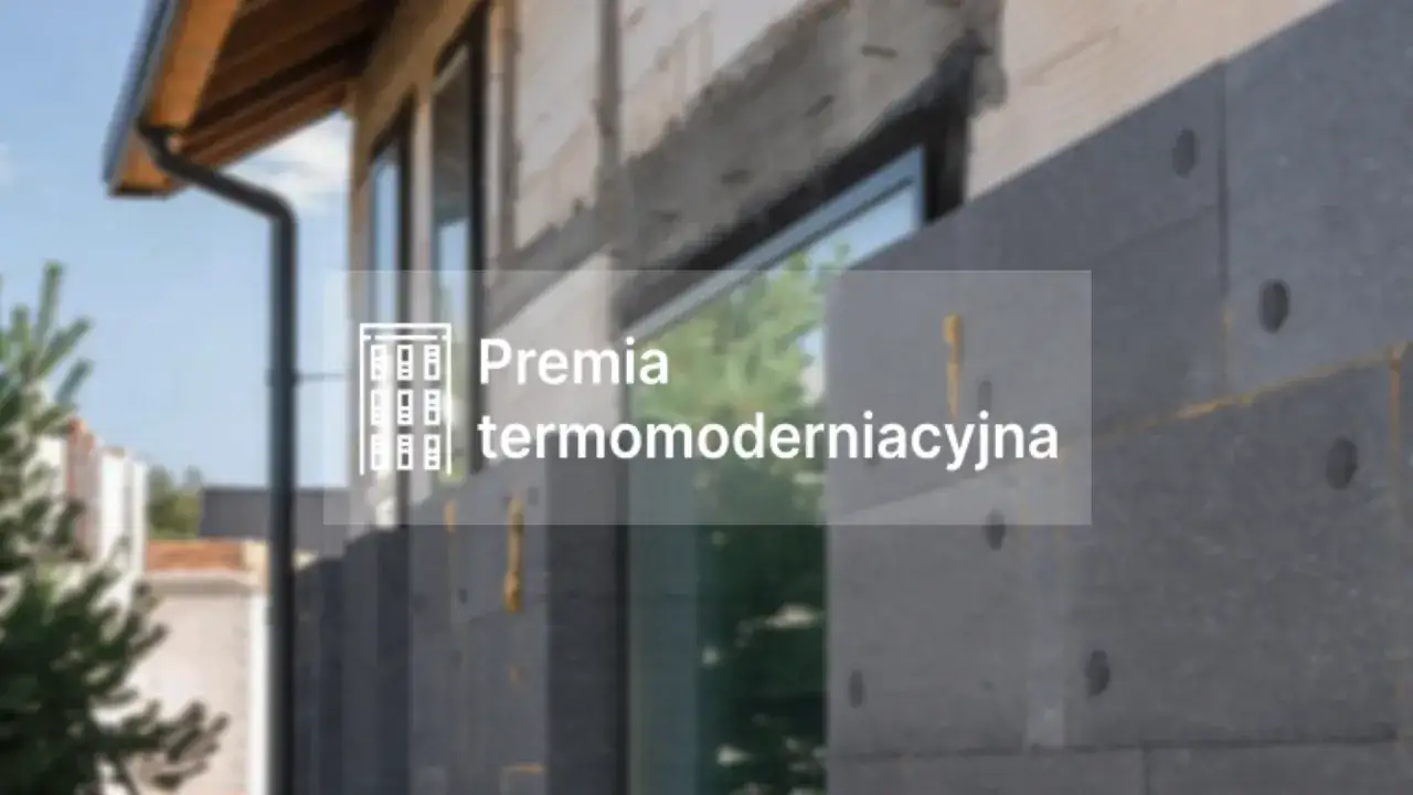 Izolacja budynku w trakcie prac. Na elewacji widać styropian, a na nim napis 