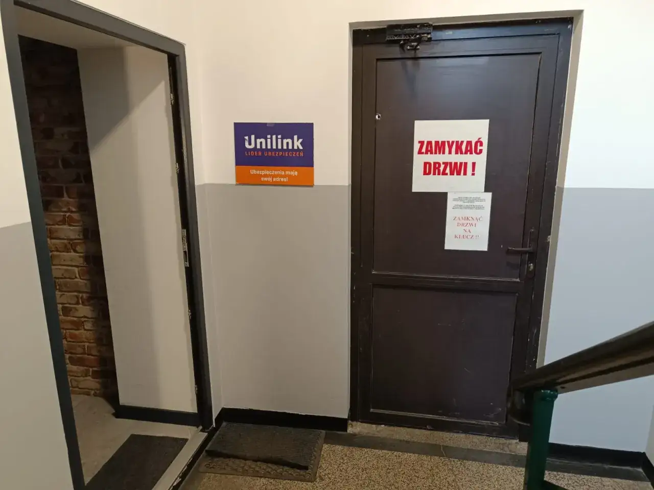 Tabliczka Unilink obok drzwi z napisem 