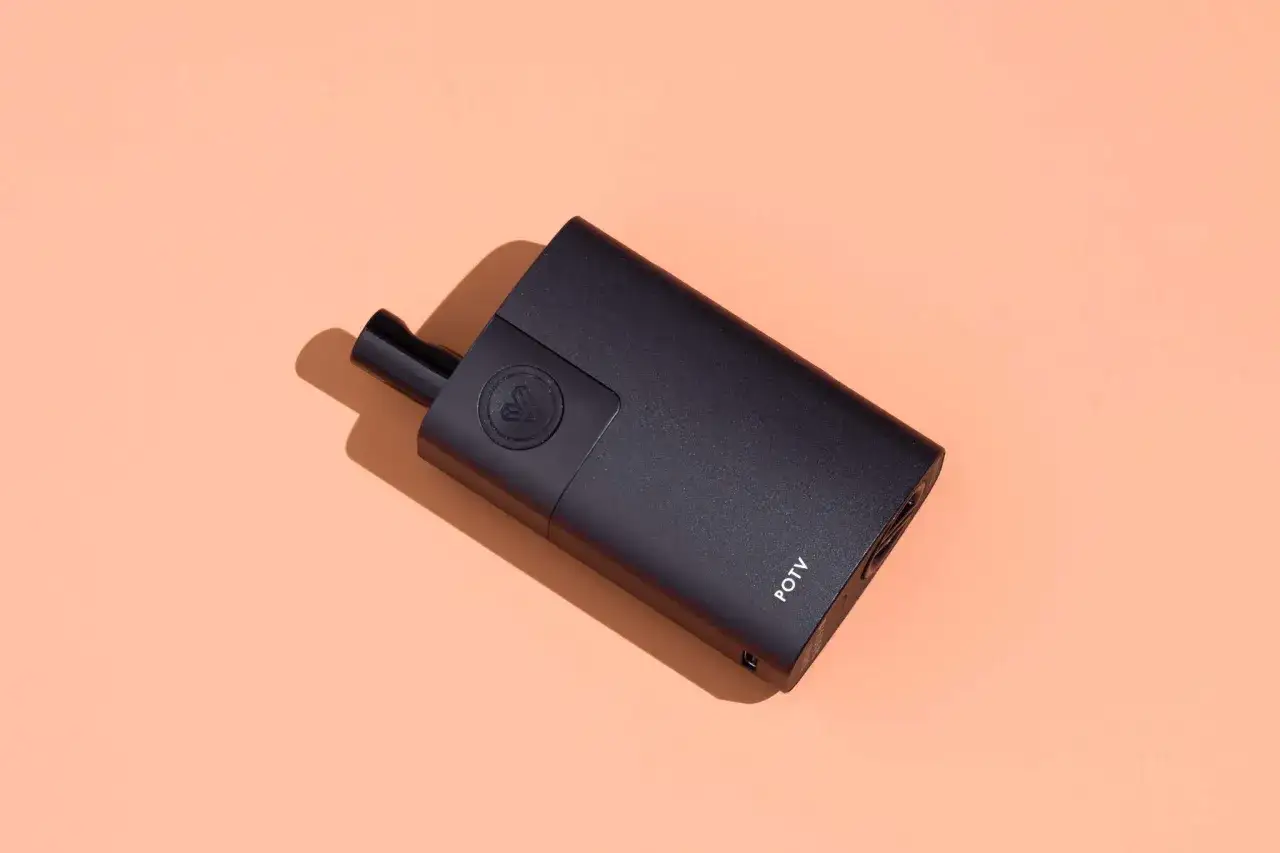 Un discreto vaper pequeño y negro con el logo POTV, perfecto para llevar.