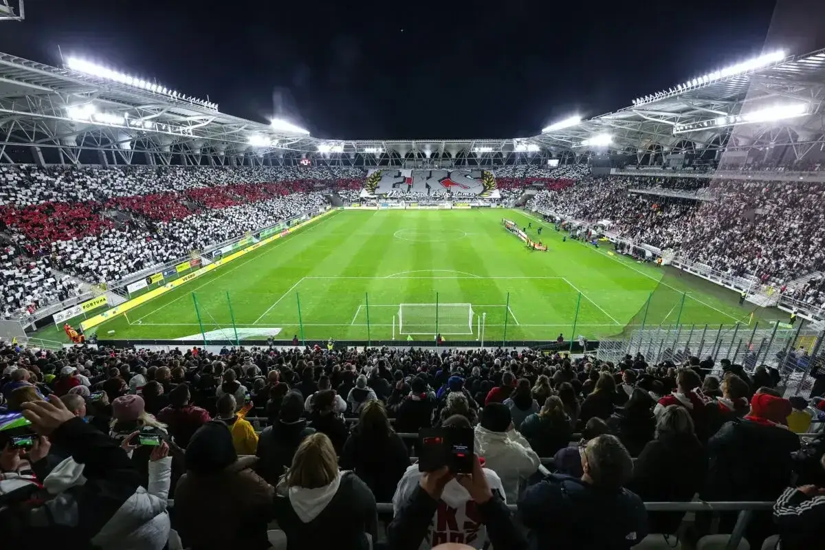 Stadion ŁKS tętni życiem, a jego pojemność pozwala na gromadzenie tysięcy kibiców.