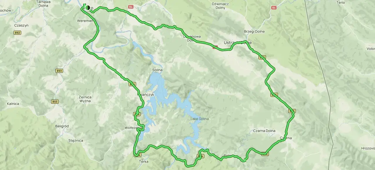 Mapa z zaznaczoną zieloną trasą wokół Jeziora Solińskiego. To mała pętla bieszczadzka trasa, która prowadzi przez malownicze tereny.