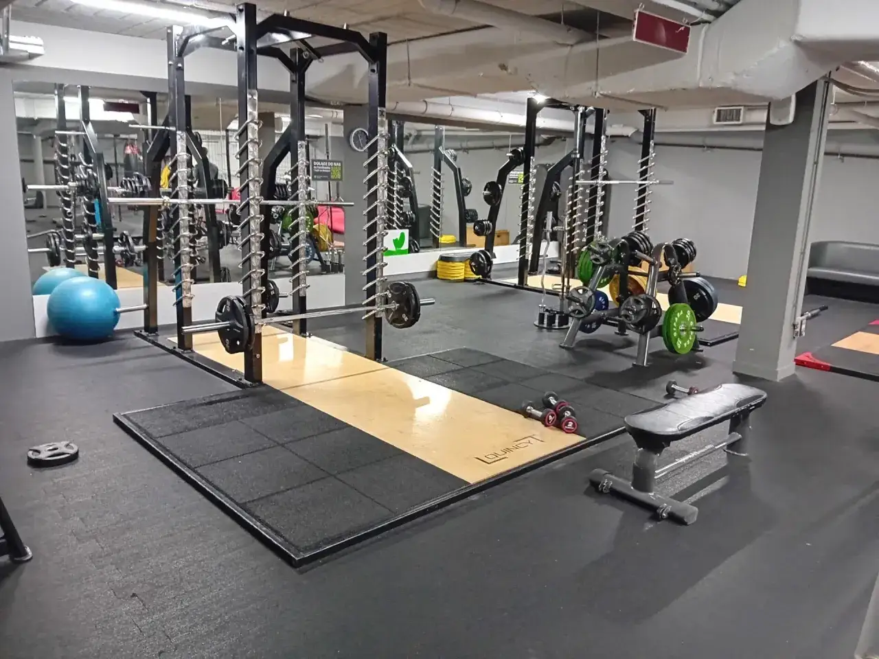 Siłownia z wolnymi ciężarami i maszynami. Idealne miejsce na trening crossfit Warszawa gdzie? Tu znajdziesz wszystko.
