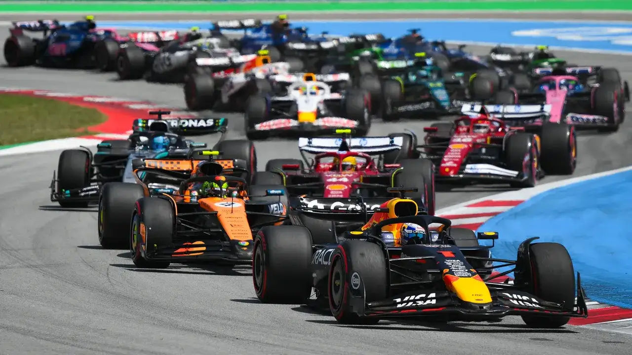 Coches de F&oacute;rmula 1 compiten en una carrera. La emoci&oacute;n aumenta pensando en cuando empieza la F&oacute;rmula 1 2026.