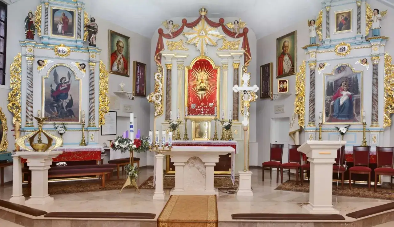 Ołtarz z obrazem Matki Boskiej Sianowskiej, ozdobiony złotymi ornamentami i obrazami świętych.