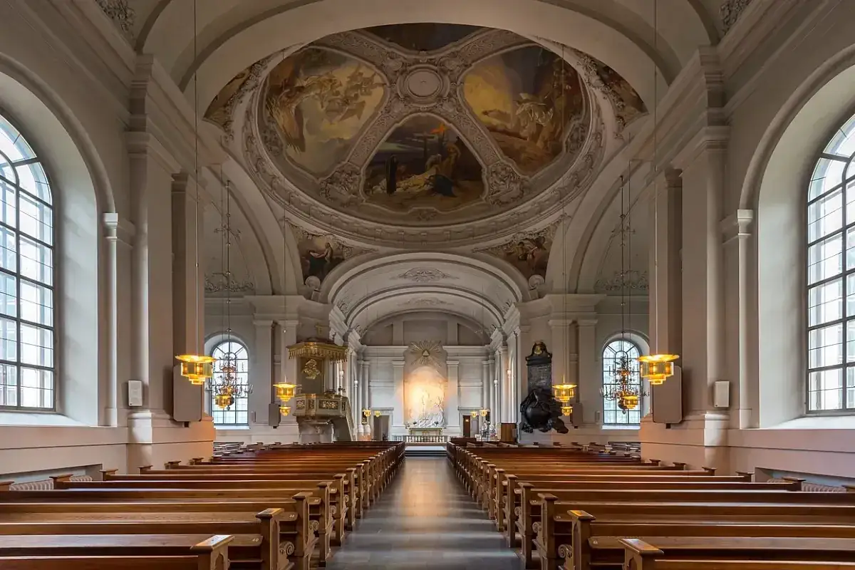 Adolf Fredriks kyrka i Stockholm. Kyrkorummet med bänkar, predikstol och takmålningar.