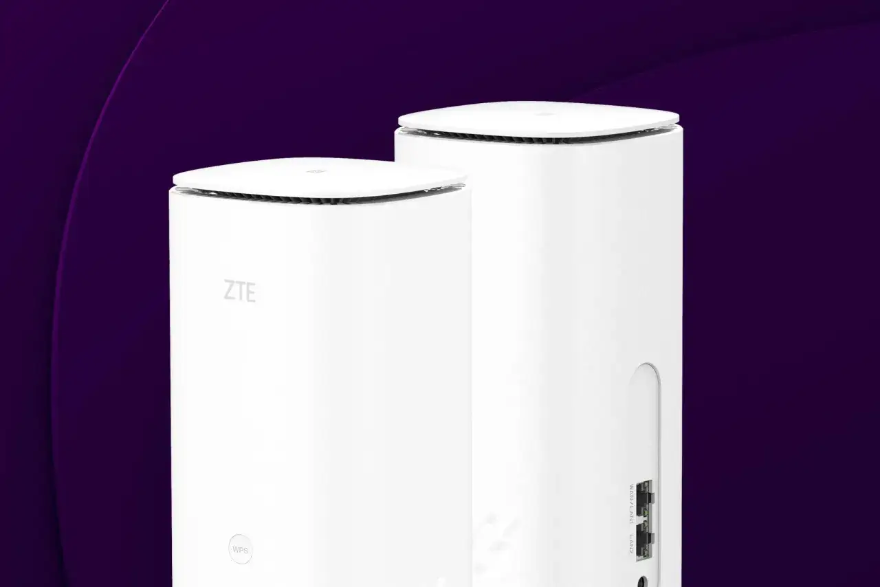 Två vita ZTE-routrar, perfekta för fiber eller mobilt bredband, står framför en lila bakgrund.