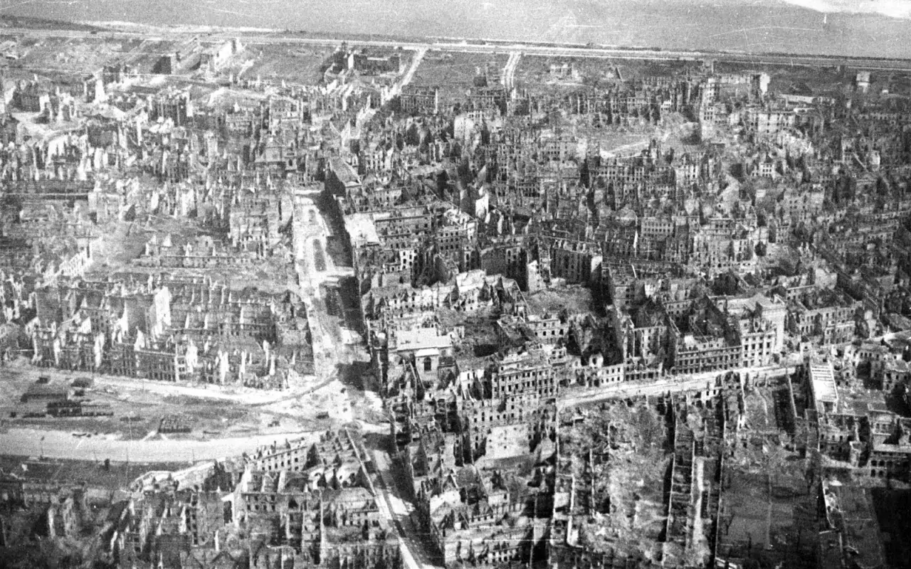 Zniszczona Warszawa po Powstaniu