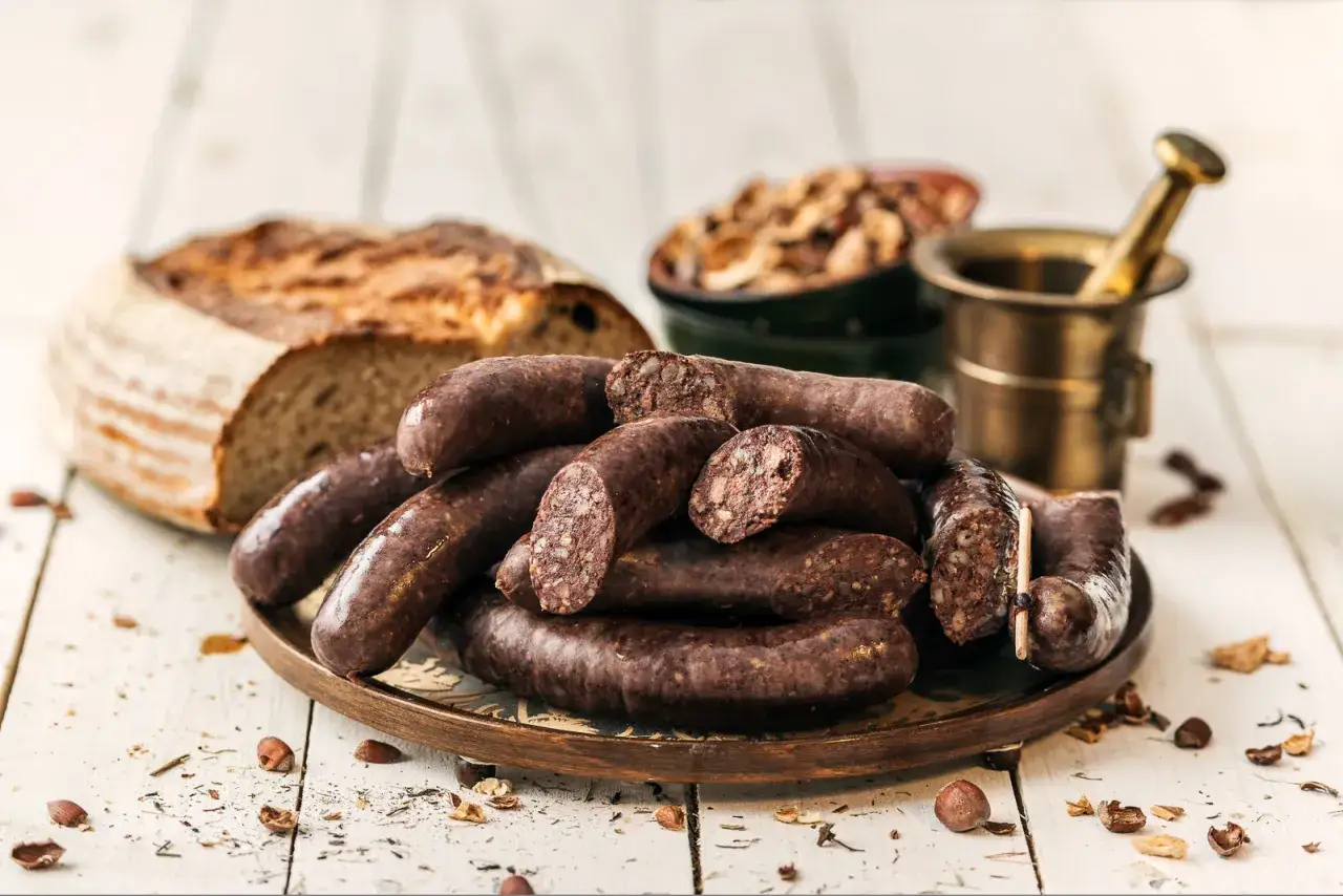 Kaszanka po śląsku, podana z chlebem i orzechami, wygląda apetycznie.