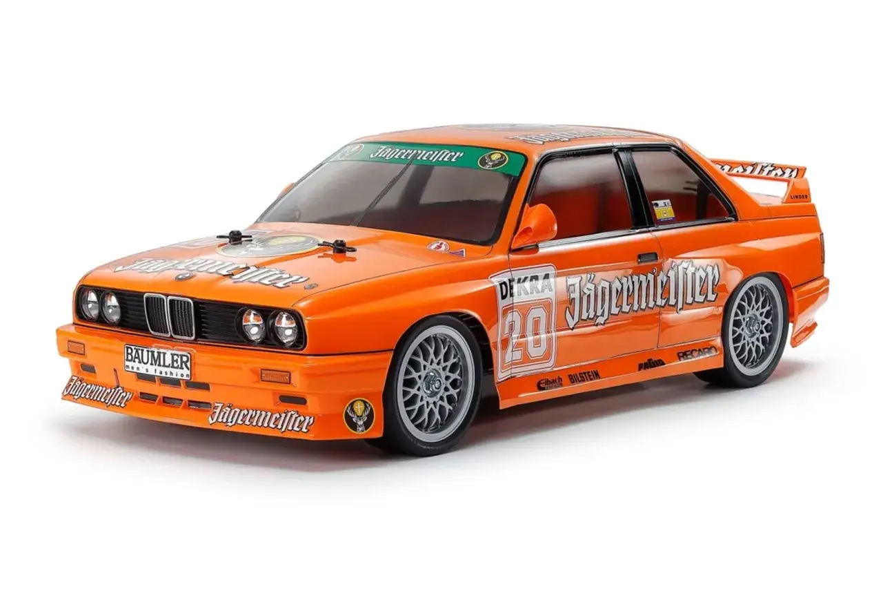 Orange BMW M3 mit Jägermeister-Branding und Nummer 20. Diese detailreichen Karosserien sind ein Blickfang.