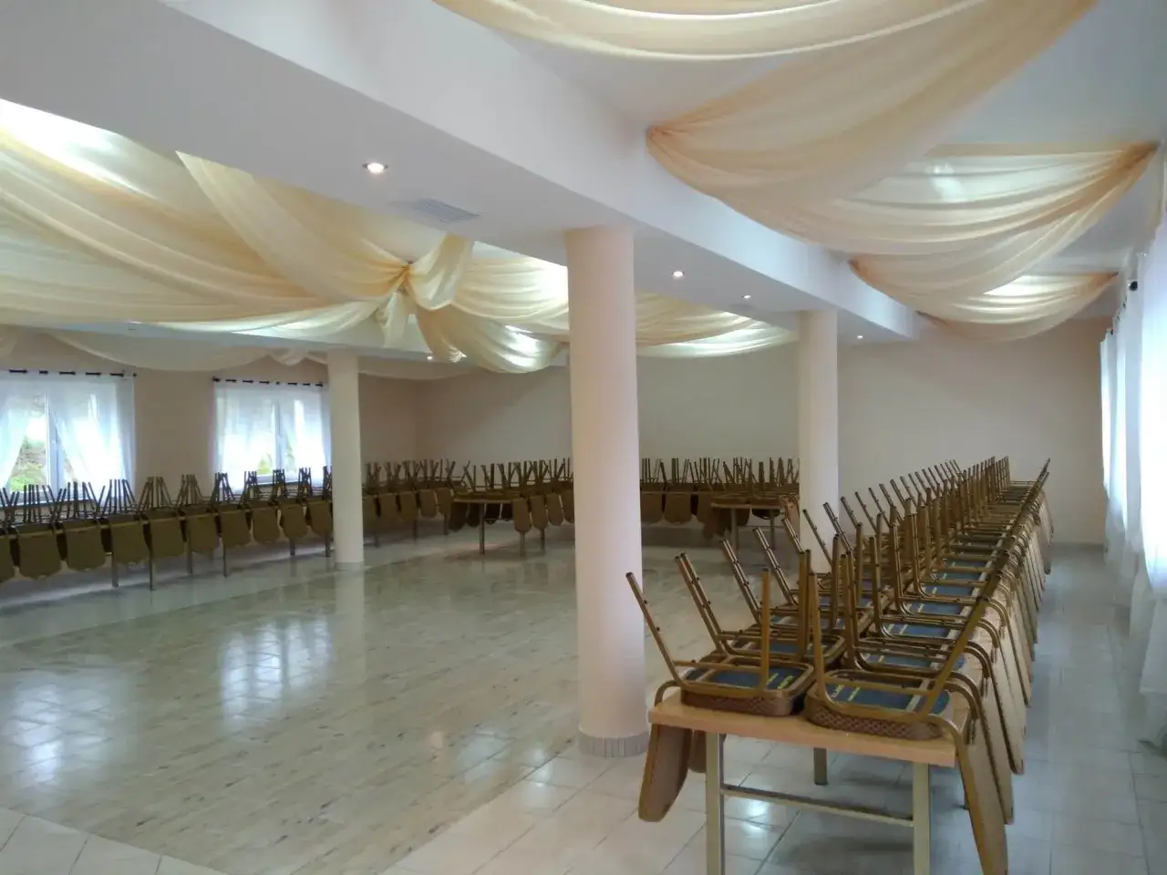 Elegancki lokal na 18 urodziny w Lublinie. Wnętrze udekorowane zwiewnymi tkaninami, gotowe na przyjęcie gości.