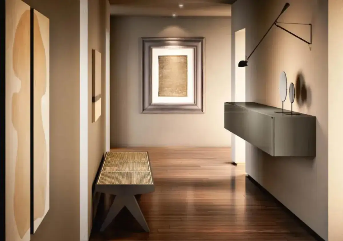 Corridoio d'ingresso con panca in bambù, consolle sospesa, lampada da parete e quadri astratti. Idee corridoio ingresso eleganti.