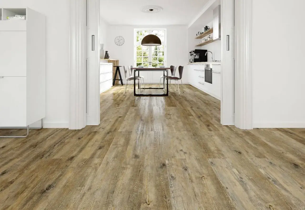 Suelo laminado de madera r&uacute;stica en cocina y comedor. Ventajas: f&aacute;cil limpieza, durabilidad. Inconvenientes: sensible a humedad.