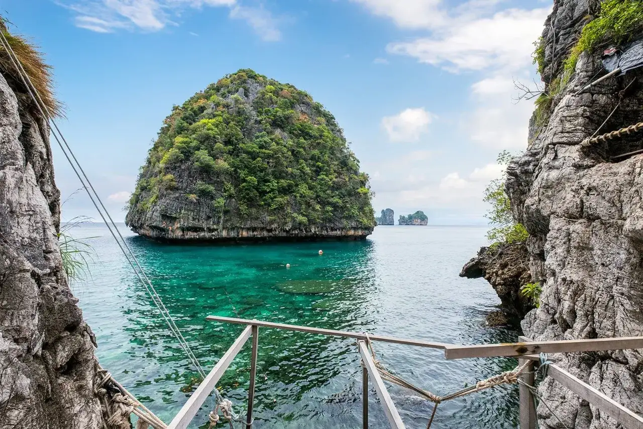 Maya Bay, Thailand, med turkost vatten och frodiga &ouml;ar. En k&auml;nsla av paradis.