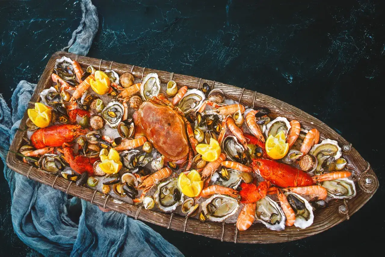 Plateau de fruits de mer royal : homards, crabes, crevettes, huîtres et moules, une invitation à la dégustation dans un restaurant de fruits de mer à Tours.