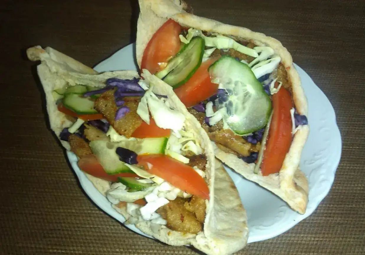 Dwa sycące kebaby w picie z mięsem, warzywami i sosem. Idealne na szybki posiłek, choć warto pamiętać o ich kaloryczności - doner kebab kcal.